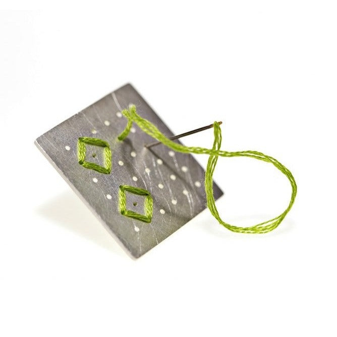 Broche med eget broderi