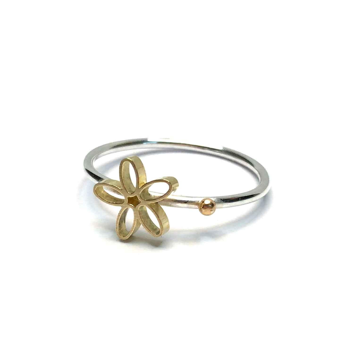 Sølvring med guldblomst og kugle